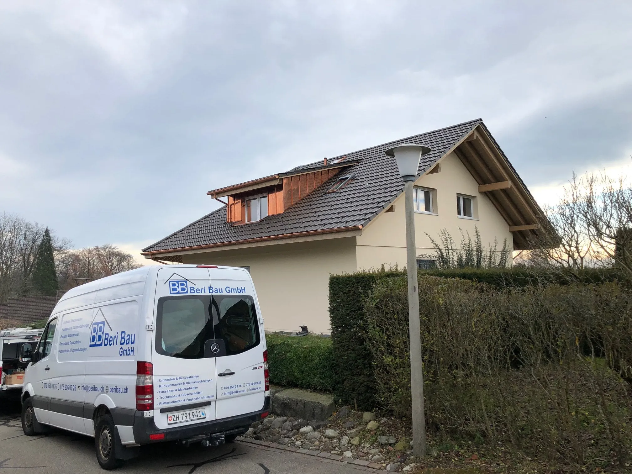 Firmenfahrzeug der Beri Bau vor einem Einfamilienhaus auf der Baustelle